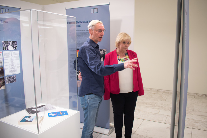 Landtagspräsidentin Prof. Dr. Ulrike Liedtke (r.) und der Vorsitzende des Vereins Militärgefängnis Schwedt e. V. Detlef Fahle (l.) im Gespräch zur Ausstellung.