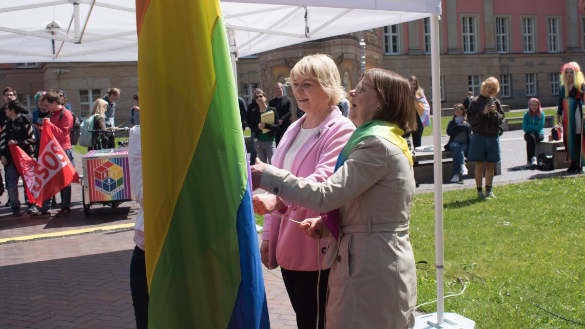 Die Präsidentin des Landtages Prof. Dr. Ulrike Liedtke (l.) hat gemeinsam mit der Ministerin für Soziales, Gesundheit, Integration und Verbraucherschutz Ursula Nonnemacher (r.) die Reggenbogenflagge im Innenhof des Landtages gehisst.