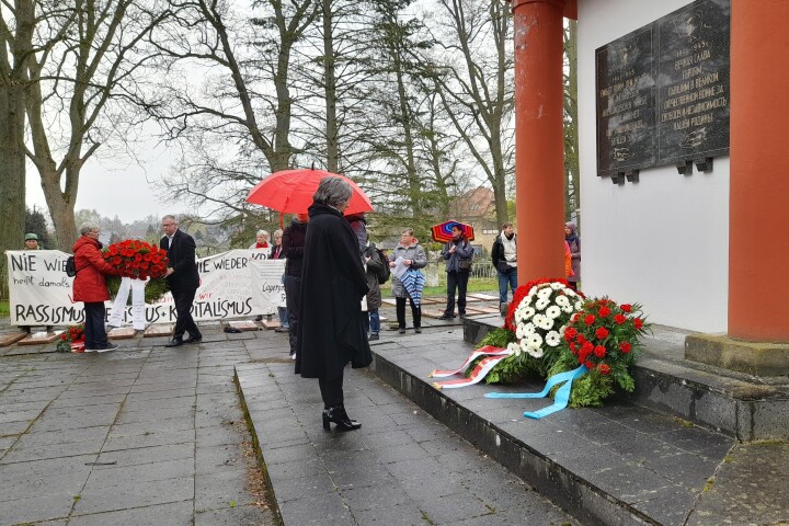 Landtagsvizepräsidentin Barbara Richstein bei der Kranzniederlegung am Sowjetischen Ehrenmal in der Bahnhofsstraße in Fürstenberg/Havel