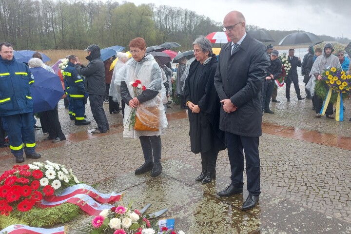 Kranzniederlegung zum Gedenken an die Befreiung des KZ Ravensbrück. V. l. n. r.: Landtagsabgeordnete Carla Kniestedt, Landtagsvizepräsidentin Barbara Richstein und Ministerpräsident Dr. Dietmar Woidke