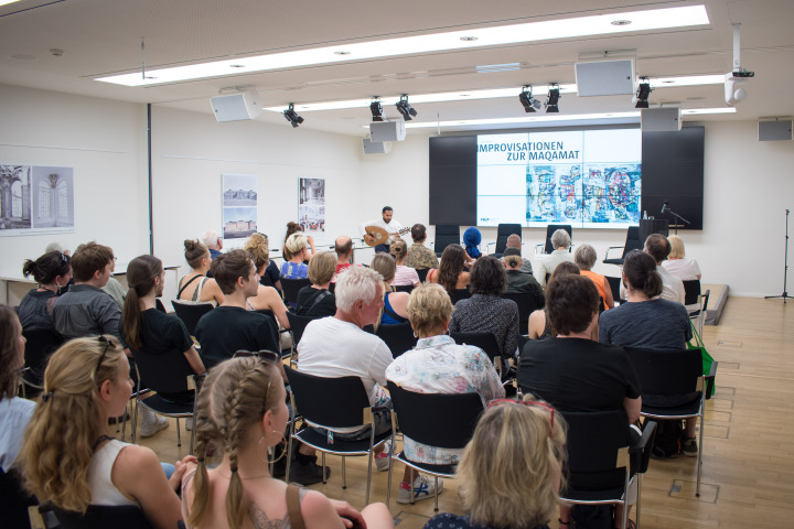 Blick in den Pressekonferenzraum zu Beginn der Ausstellungseröffnung