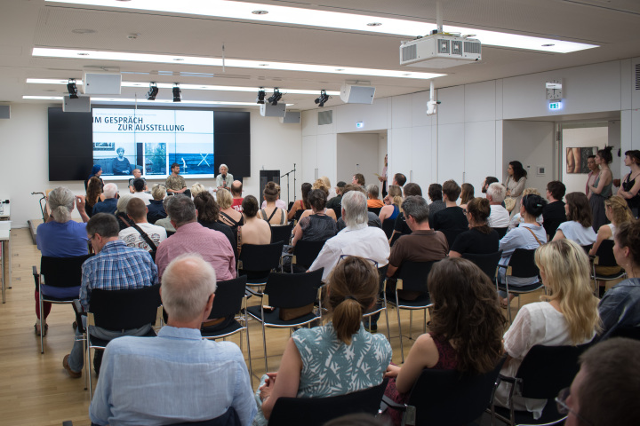 Blick in den Pressekonferenzraum während der Ausstellungseröffnung.