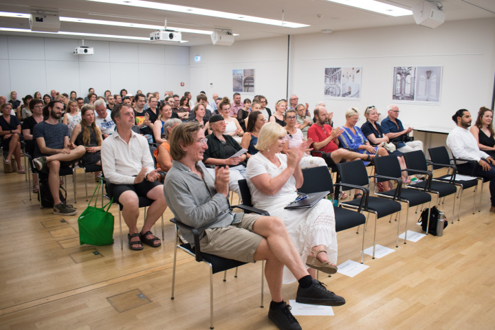 Blick in den Pressekonferenzraum während der Ausstellungseröffnung.