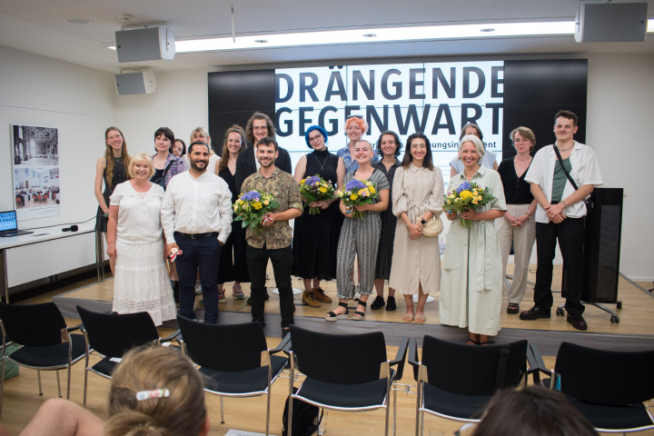 Gruppenfoto mit Landtagspräsidentin Prof. Dr. Ulrike Liedtke (1. R. 1. v. l.), Anas Homsi (1. R. 2. v. l.), Prof. Wiebke Loeper (1. R. 1. v. r.) und allen beteiligten Studierenden.