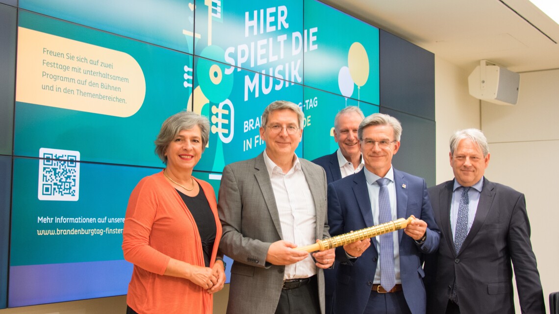 Staffelübergabe des Brandenburg-Tages 2023 von der Stadt Wittenberge an die Stadt Finsterwalde, v. l. n. r.: Landtagsvizepräsidentin Barbara Richstein, Bürgermeister der Stadt Wittenberge Dr. Oliver Hermann, Leiter des Landesmarketing Brandenburg Thomas Braune, Bürgermeister der Stadt Finsterwalde Jörg Gampe und der Vorsitzende des Kuratoriums Brandenburg-Tag Jens Graf