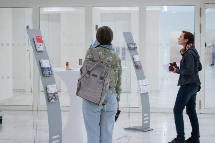 Infostand des Landtages zur Veranstaltung „Kunst zur Zeit“