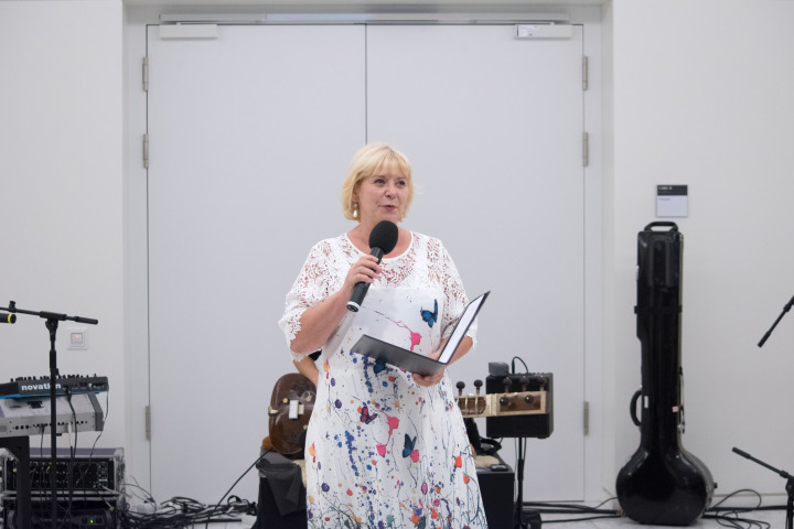 Begrüßung der Landtagspräsidentin Prof. Dr. Ulrike Liedtke zur zweiten Veranstaltung „Kunst zur Zeit“ in der Lobby des Landtages.