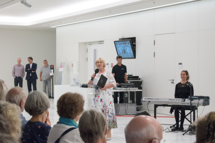 Begrüßung der Landtagspräsidentin Prof. Dr. Ulrike Liedtke zur zweiten Veranstaltung „Kunst zur Zeit“ in der Lobby des Landtages.