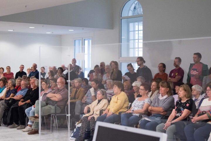 Impression der zweiten Veranstaltung „Kunst zur Zeit“ in der Lobby des Landtages.