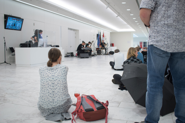 Impression der zweiten Veranstaltung „Kunst zur Zeit“ in der Lobby des Landtages.