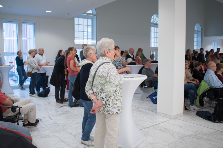 Impression der zweiten Veranstaltung „Kunst zur Zeit“ in der Lobby des Landtages.