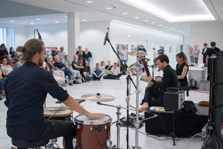 Musikalische Darbietung mit progressivem Jazz durch das Pulsar Trio