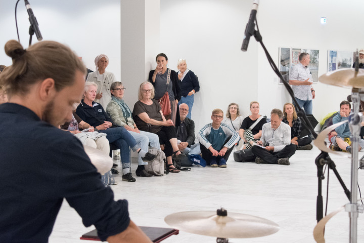 Impression der zweiten Veranstaltung „Kunst zur Zeit“ in der Lobby des Landtages.