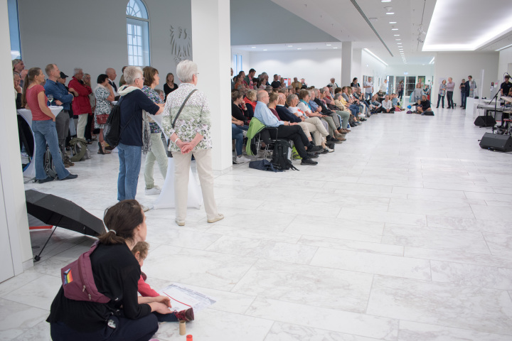Impression der zweiten Veranstaltung „Kunst zur Zeit“ in der Lobby des Landtages.