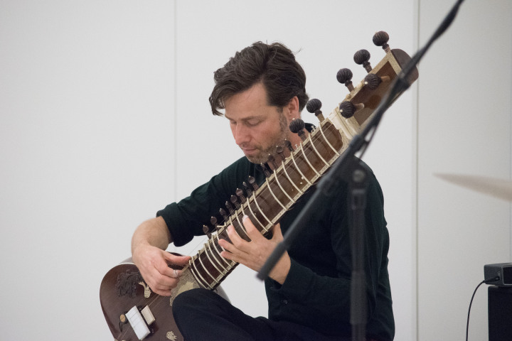 Matyas Wolter an der Sitar und Surbahar