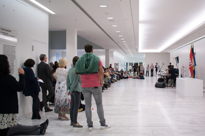 Impression der zweiten Veranstaltung „Kunst zur Zeit“ in der Lobby des Landtages.