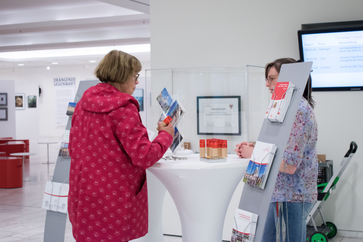 Infostand des Landtages zur Veranstaltung „Kunst zur Zeit“