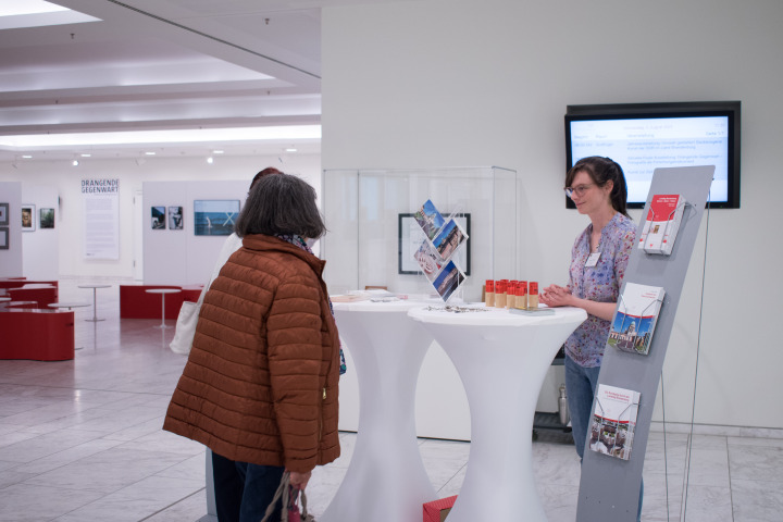 Infostand des Landtages zur Veranstaltung „Kunst zur Zeit“