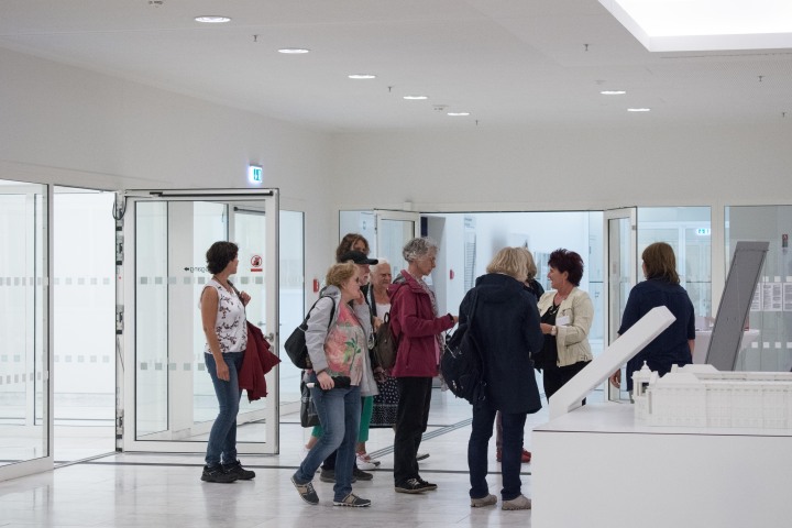 Begrüßung der Gäste zur Veranstaltung im Foyer des Landtages. 