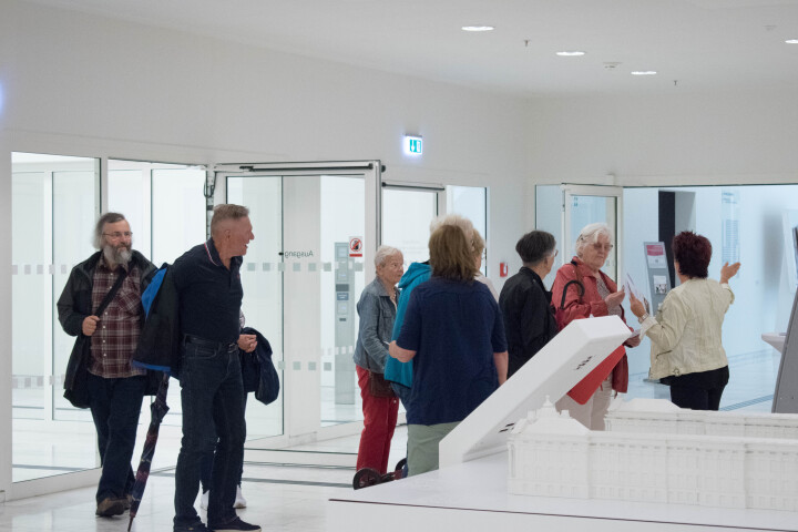 Begrüßung der Gäste zur Veranstaltung im Foyer des Landtages. 