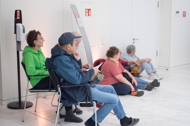 Impression der dritten Veranstaltung „Kunst zur Zeit“ mit der Fercher ObstkistenBühne