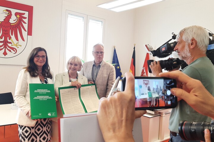 Ausschussvorsitzende Gudrun Mosler-Törnström (l.), Landtagspräsidentin Prof. Dr. Ulrike Liedtke (m.) und KGRE-Mitglied Heiner Klemp (r.) mit der unterzeichneten  „Potsdamer Erklärung“ zum Klimaschutz in Europa.