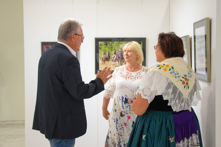 Führung durch die Ausstellung, (v. l. n. r.) Fotograf Bernd Choritz, Landtagspräsidentin Prof. Dr. Ulrike Liedtke und die Vorsitzende des Rates für die Angelegenheiten der Sorben/Wenden Kathrin Schwella.