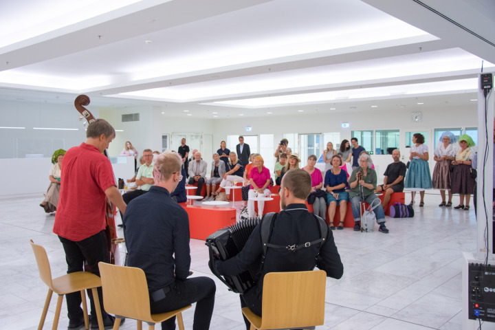 Blick in das Foyer des Landtages während der Ausstellungseröffnung