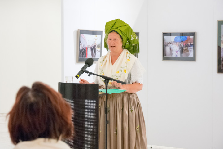 Grußwort der Leiterin des Heimatmuseum Diessen Babette Zenker in traditioneller Tracht