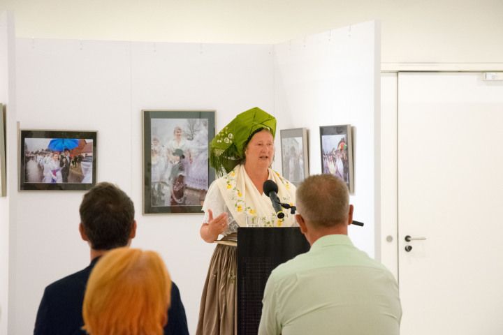 Grußwort der Leiterin des Heimatmuseum Diessen Babette Zenker in traditioneller Tracht