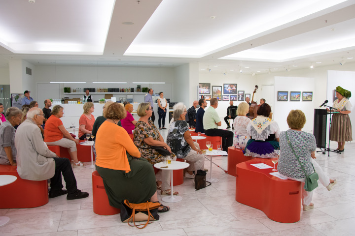 Blick in das Foyer des Landtages während der Ausstellungseröffnung