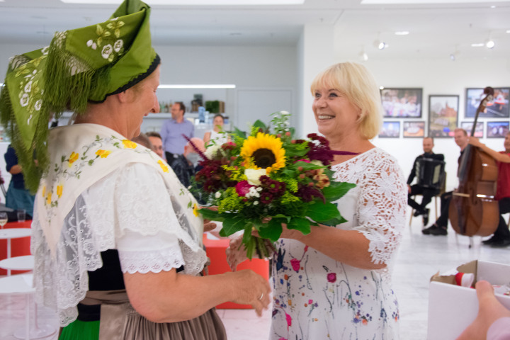 Landtagspräsidentin Prof. Dr. Ulrike Liedtke bedankt sich bei Babette Zenker, Leiterin des Heimatmuseum Dissen