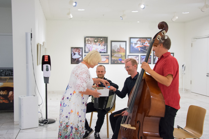 Landtagspräsidentin Prof. Dr. Ulrike Liedtke bedankt sich den Musikern von Serbska Reja