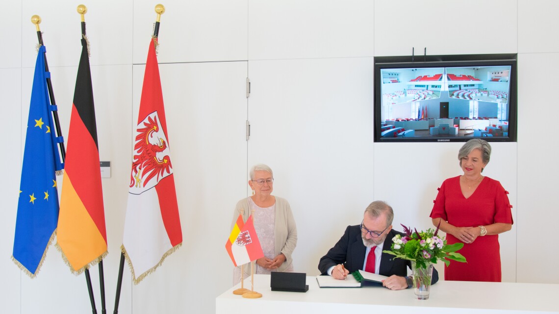 Eintrag ins Gästebuch des Landtages, (v. l. n. r.) Vorsitzende des Ausschusses für Europaangelegenheiten und Entwicklungspolitik Bettina Fortunato, Botschafter des Königreiches Spanien S.E. Ricardo Martínez Vázquez und Landtagsvizepräsidentin Barbara Richstein.