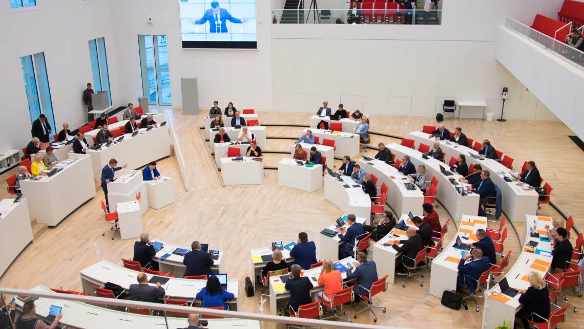 Blick in den Plenarsaal während der Aktuellen Stunde auf Antrag der Fraktion DIE LINKE am 19.10.2023.