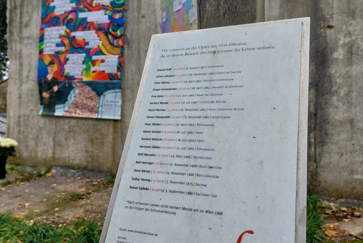 Impression der Gedenkveranstaltung am Ufer des Griebnitzsees in Potsdam