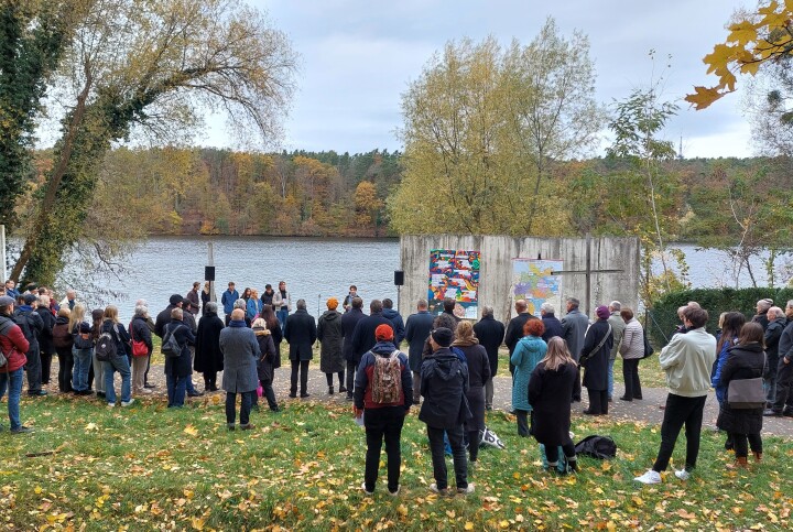 Impression der Gedenkveranstaltung am Ufer des Griebnitzsees in Potsdam