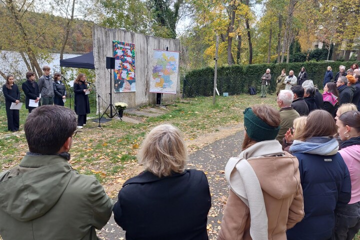 Impression der Gedenkveranstaltung am Ufer des Griebnitzsees in Potsdam