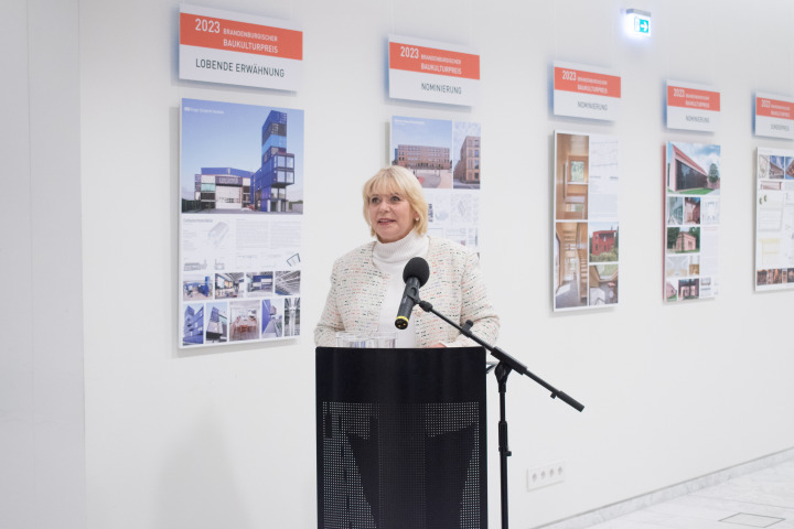 Begrüßung der Landtagspräsidentin Prof. Dr. Ulrike Liedtke zur Ausstellungseröffnung im Landtag