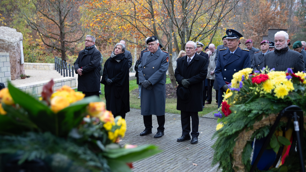 Totengedenken in der Henning-von-Tresckow-Kaserne in Schwielowsee, Landtagsvizepräsidentin Barbara Richstein (2. v. l.), Generalleutnant Bernd Schütt (3. v. l.), Volksbund-Präsident General a.D. Wolfgang Schneiderhan (4. v. l.).