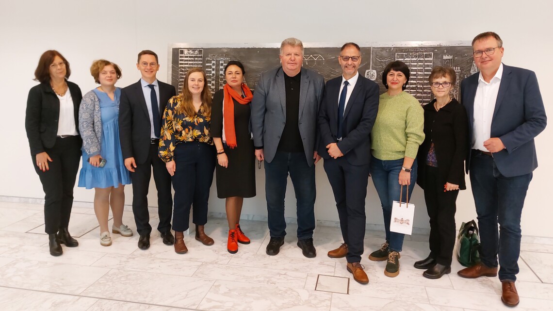 Gruppenfoto mit den Mitgliedern der Delegation von ukrainischen Fachkräften und Vertreterinnen und Vertretern des Ausschusses für Landwirtschaft, Umwelt und Klimaschutz