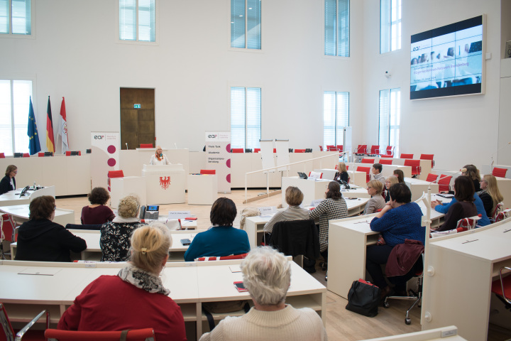 Blick in den Plenarsaal während der Eröffnung durch die Landtagspräsidentin Prof. Dr. Ulrike Liedtke