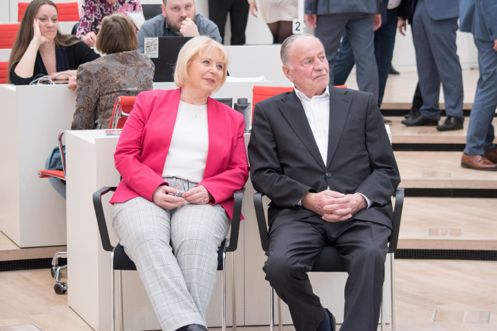 Landtagspräsidentin Prof. Dr. Ulrike Liedtke (l.) mit dem Landtagspräsidenten a. D. Gunter Fritsch (r.) vor Beginn des Jubiläums