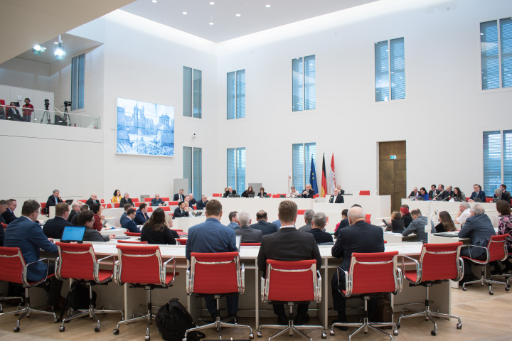 Blick in den Plenarsaal während des Grußwortes von Landtagspräsident a. D. Gunter Fritsch