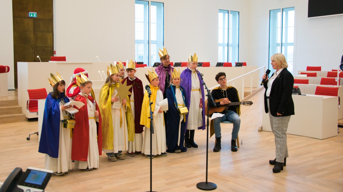 Landtagspräsidentin Prof. Dr. Ulrike Liedtke (r.) empfing heute die Sternsingerinnen und Sternsinger der katholischen Kirchengemeinde St. Konrad Falkensee im Landtag.