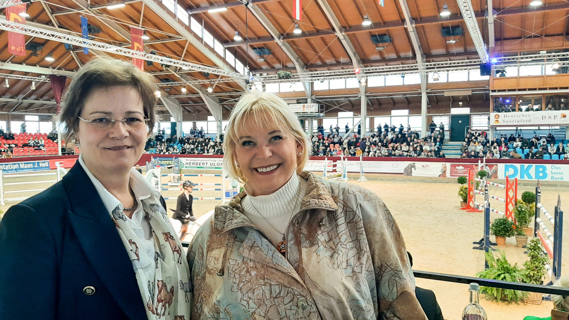 Landtagspräsidentin Prof. Dr. Ulrike Liedtke (r.) und Regine Ebert (l.), Geschäftsführerin der Stiftung Brandenburgisches Haupt- und Landgestüt Neustadt (Dosse) in der Graf-von-Lindenau-Halle.