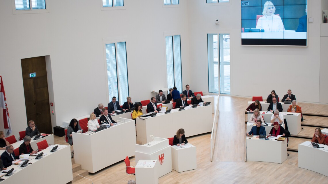 Blick in den Plenarsaal während der Würdigung von Prof. Dr. Kulka durch die Landtagspräsidentin Prof. Dr. Ulrike Liedtke zu Beginn der 101. Sitzung.