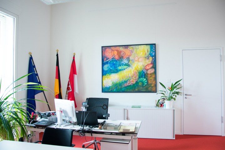 Malerei und Zeichnung auf Leinwand im Holzrahmen von Tina Flau „Lebendiges Wasser“ im Büro der Landtagspräsidentin