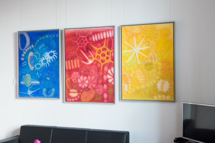 Malerei und Zeichnung auf Leinwand im Holzrahmen von Tina Flau (v. l. n. r.) „Meereslichtalgen blau“, „Meereslichtalgen rot“ und „Meereslichtalgen gelb“ im Büro der Landtagspräsidentin