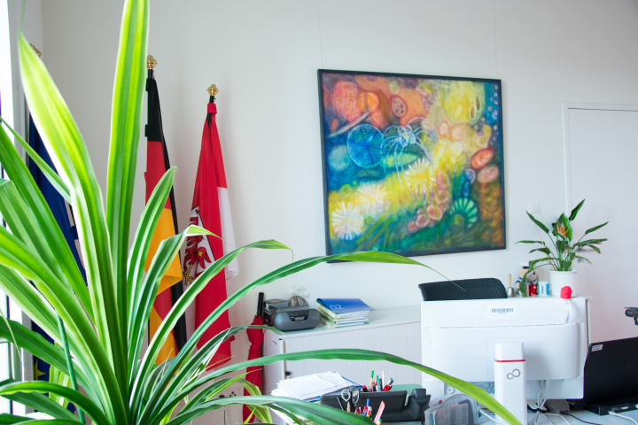 Malerei und Zeichnung auf Leinwand im Holzrahmen von Tina Flau „Lebendiges Wasser“ im Büro der Landtagspräsidentin